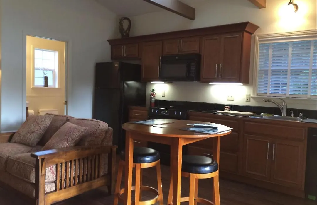 Golden Eagle Vacation Rentals - Honeymoon Suite - Cottage #2-1