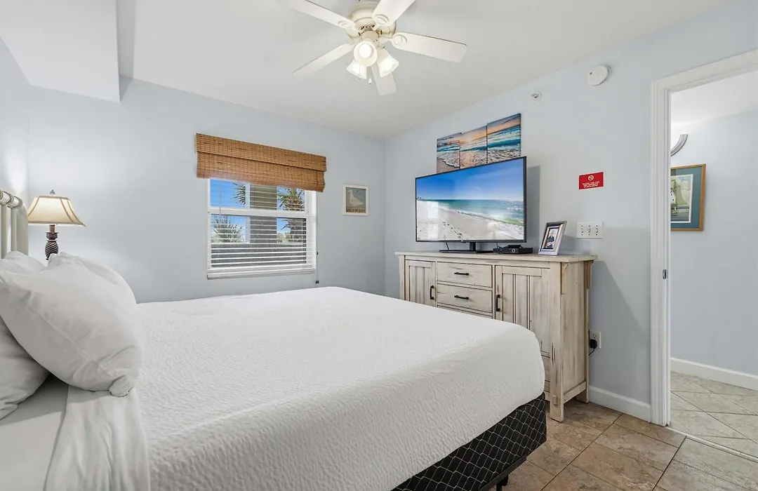 Pelican Isle 205-1